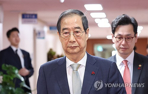 한덕수 대통령 권한대행 국무총리가 19일 정부서울청사에서 열린 임시 국무회의에 입장하고 있다. [대통령통신사진기자단=연합뉴스]